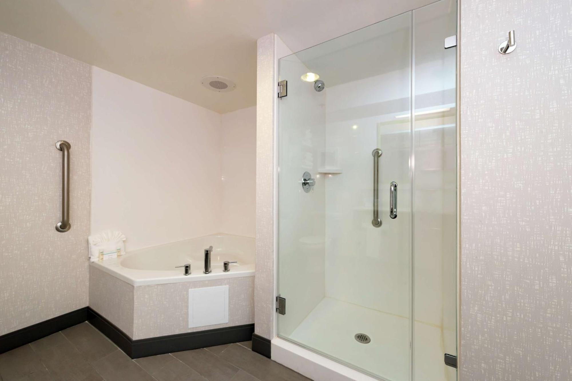 Hampton Airport Hotel 3*