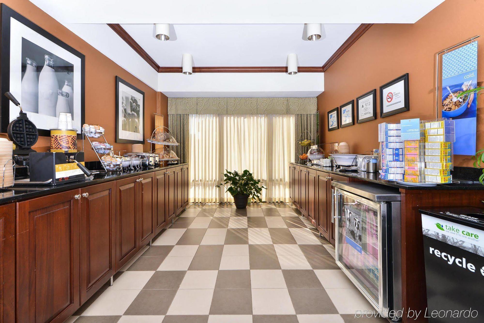 Hotel Hampton Airport 3*