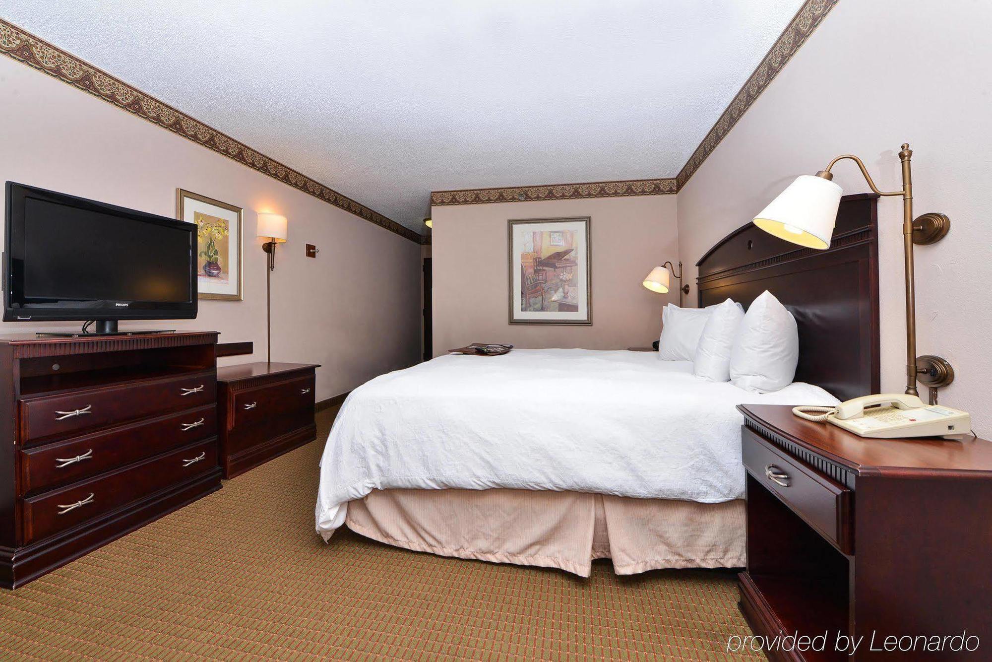 Hotel Hampton Airport 3*